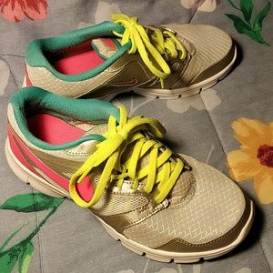 Like New Nike Tennis Shoes Size 6Y/38.5 EUR